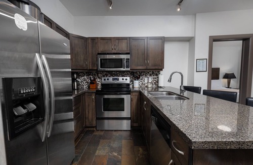 South Pandosy Condo | 💫 Lake Resort upgraded spacious dream vacation home with GYM near beach