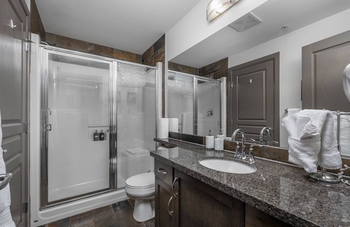 South Pandosy Condo | 💫 Lake Resort upgraded spacious dream vacation home with GYM near beach