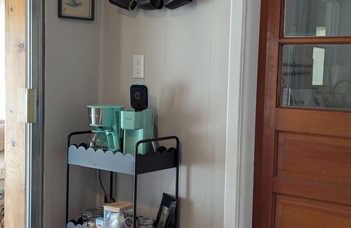 Dunnellon Cottage | Lake Retreat, 2-bedroom, Dogs Welcome, 8 miles to Rainbow River, Sleeps 4