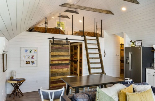 Newbury House | Lake Retreat | Dock | 3 Cottages | Firepit