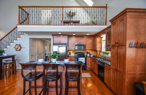 Dawsonville House | Lake Retreat - near wineries, shopping & hiking. Pet friendly. Game room!