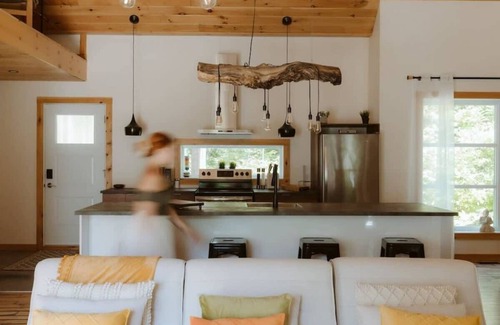 Saint Come Ski Chalet | Lake Retreat w/Spa & Ski Adventures