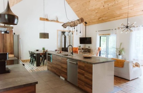 Saint Come Ski Chalet | Lake Retreat w/Spa & Ski Adventures