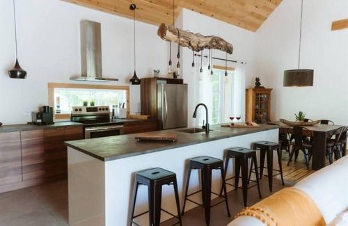 Saint Come Ski Chalet | Lake Retreat w/Spa & Ski Adventures