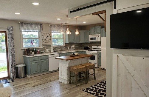 Howe House | Lake Retreat With Hot Tub