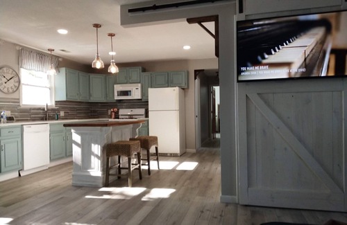 Howe House | Lake Retreat With Hot Tub