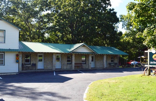 Bull Shoals Hotel | Lake River Lodge