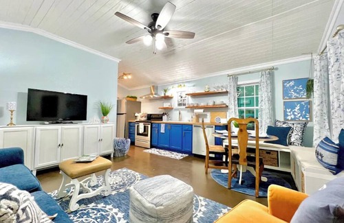 Etoile Cabin | Lake Sam Rayburn Cabin! DIRECT WATERFRONT! Bring Jet Skies, Boat, Fishing Gear!