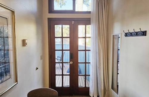 Sammamish Apartment | Lake Sammamish 2BR w/Views