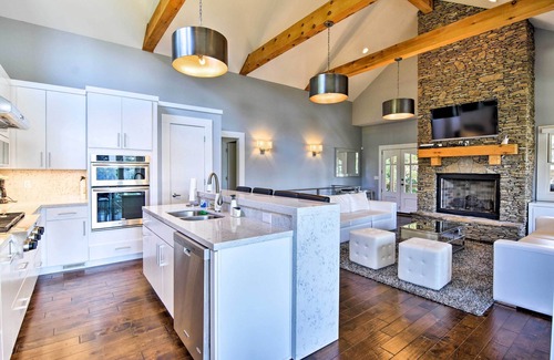 Santeetlah House | Lake Santeetlah Home w/Gas Grill, Walk to Marina!
