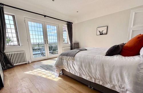 Lytham St. Anne's House | Lake & Sea view 20 metres away from beautiful promenade walk
