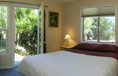 Lakehead-Lakeshore House | Lake Shasta Pine House Located Lakehead California