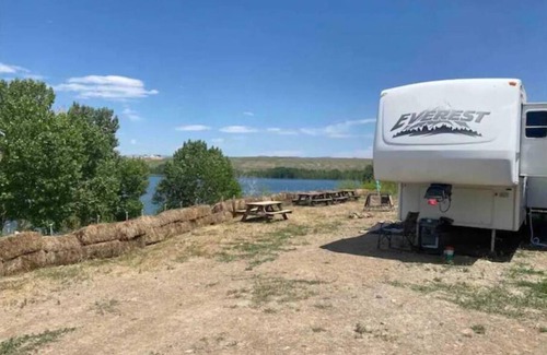 Swanlake House | Lake shore queen bed trailer, tiki torches, & tent space for extra guest