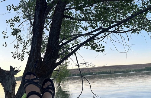 Swanlake House | Lake shore queen bed trailer, tiki torches, & tent space for extra guest