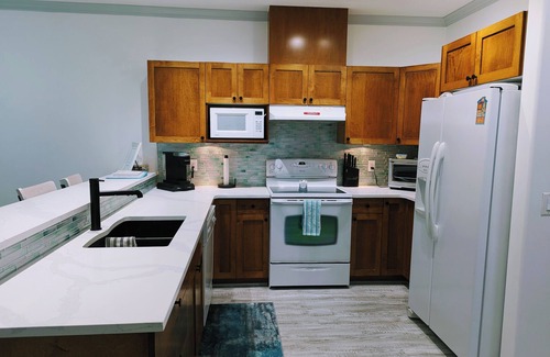 Sicamous Condo | Lake side 2-bedroom condo in Sicamous with WiFi, AC