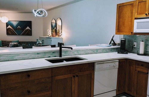 Sicamous Condo | Lake side 2-bedroom condo in Sicamous with WiFi, AC