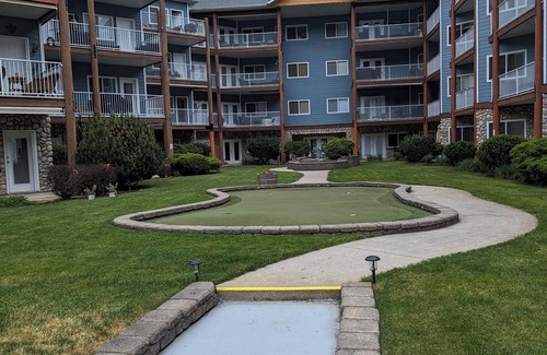 Sicamous Condo | Lake side 2-bedroom condo in Sicamous with WiFi, AC