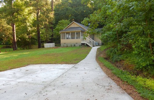Guild House | LAKE SIDE COTTAGE · NO SUNDAY CHECK INS Lakeside Cottage