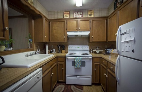 Breaux Bridge House | Lake Side Cottage with Two Bed Rooms on Private Pond at Country Charm B&B