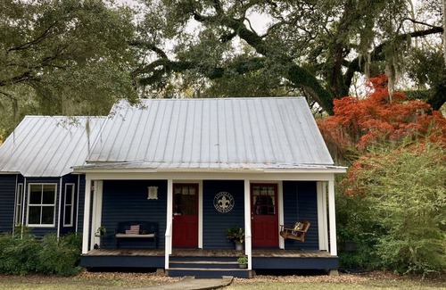 Breaux Bridge House | Lake Side Cottage with Two Bed Rooms on Private Pond at Country Charm B&B