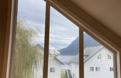 Sicamous House | Lake Side, Private Beach, Boat Slip, Gated Community on Mara Lake, BC