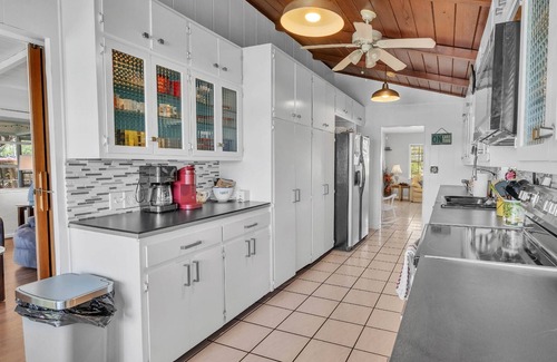 Winter Haven House | Lake Silver Retreat – Waterfront Pet Friendly Home w/Dock, Kayaks & Legoland-Themed Room!