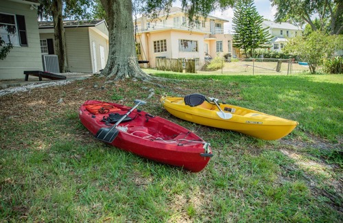 Winter Haven House | Lake Silver Retreat – Waterfront Pet Friendly Home w/Dock, Kayaks & Legoland-Themed Room!