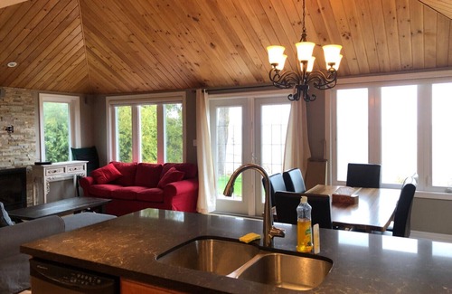 Innisfil Cottage | Lake Simcoe - Bayview Beach Lakefront cottage 1 hour North of Toronto