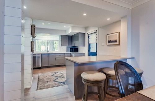 Innisfil House | Lake Simcoe Luxury waterfront Retreat near Friday Harbour! Hot Tub!
