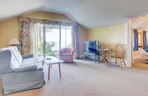 Georgina Cottage | Lake simcoe Retreat!!! Waterfront cottage with deck (Shelter)