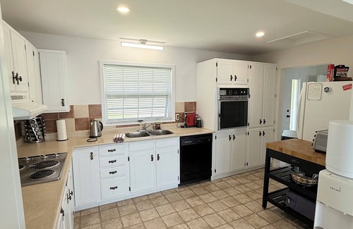 Oro Station Cottage | Lake Simcoe Waterfront Cottage. All Season Getaway,