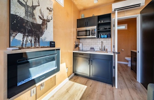 Madras House | Lake Simtustus Resort Crown Point Tiny Home #13 - Hot Tub