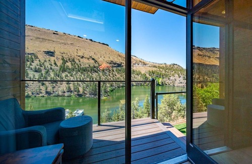 Madras House | Lake Simtustus Resort Crown Point Tiny Home #13 - Hot Tub