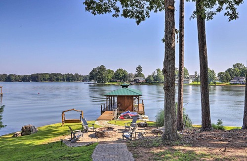 Milledgeville Cabin | Lake Sinclair Cabin with Boat Dock & 2 Decks!