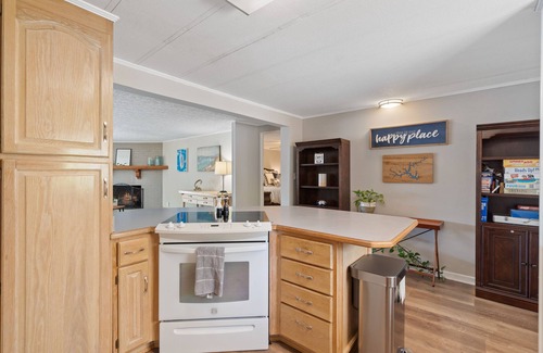 Hardwick House | Lake Sinclair Happy Place -NEWLY LISTED! Pool + Jacuzzi, Kayaks, Firepit + more!