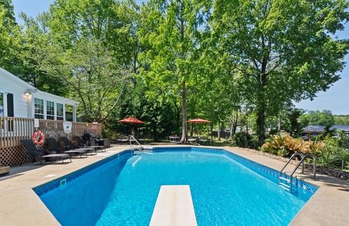 Hardwick Apartment | Lake Sinclair Happy Place Guest Suite, 2BR/1BTH, Sleeps 6 Pool & Hot tub Access!