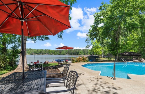 Hardwick Apartment | Lake Sinclair Happy Place Guest Suite, 2BR/1BTH, Sleeps 6 Pool & Hot tub Access!