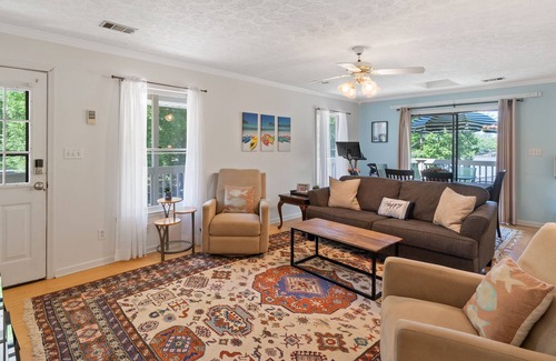 Hardwick Apartment | Lake Sinclair Happy Place Guest Suite, 2BR/1BTH, Sleeps 6 Pool & Hot tub Access!