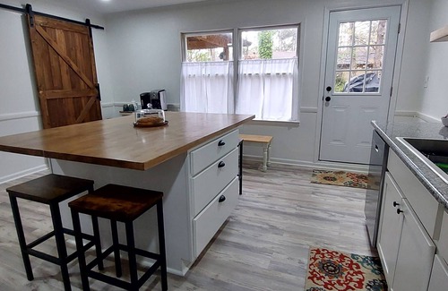 Milledgeville House | Lake Sinclair property in a peaceful area and very convenient location.