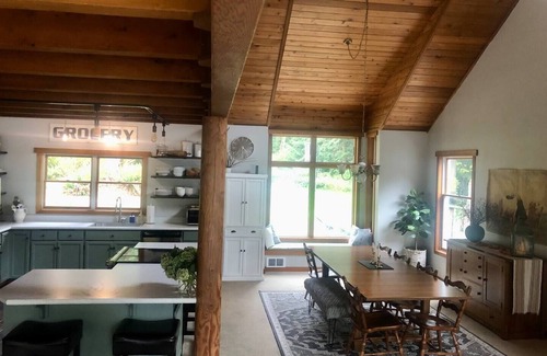 Mount Vernon House | Lake Sixteen Retreat - nForage & bird watch on site!
