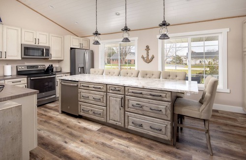 Pointe aux Roches Cottage | Lake St. Clair Waterfront Cottage | Hot Tub Games Room Family Retreat for 8–12