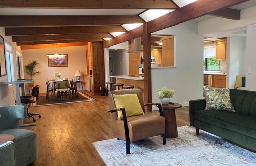 Lakewood House | Lake Steilacoom Retreat
