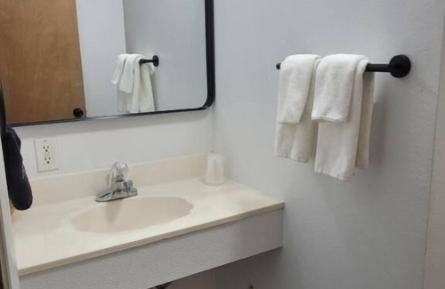 Saddlestring Hotel | Lake Stop Resort