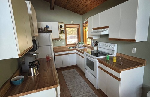 Shuniah Cottage | Lake Superior Cottage with Million dollar view - 3 +1 bedrooms and 2 car garage