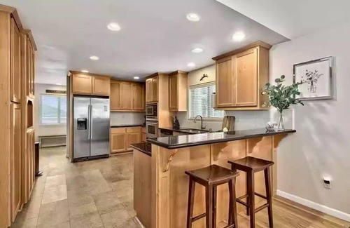 Montgomery Estates Cabin | Lake Tahoe Cabin with Hot tub Mv350