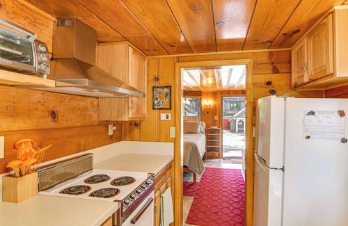 Lincoln Park Apartment | Lake Tahoe Cabin: Close to Boating & Skiing!
