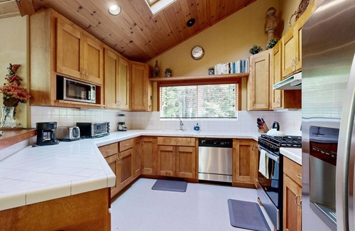 Comstock Acres Cabin | Lake Tahoe Cabin with Hot Tub, Private Studio, Garage & Yard - Near Resorts
