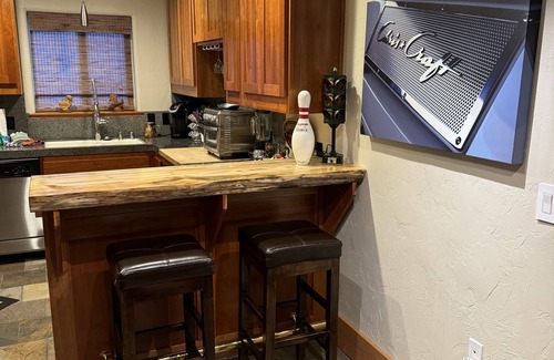 Al Tahoe House | Lake Tahoe Luxury Guest Quarters. Walking distance from the Lake and Beaches