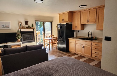 Kings Beach Apartment | Lake Tahoe Studio with hot tub and pool - minutes from Northstar and Kings Beach