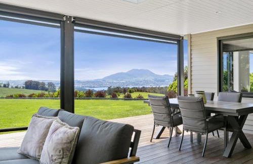 Acacia Bay House | Lake Taupō Luxury Home plus Hideaway Apartment
